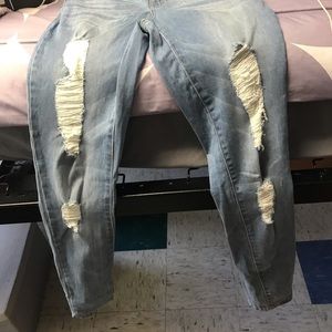 Size 5 Fashion Nova NEVER WORN distressed jeans